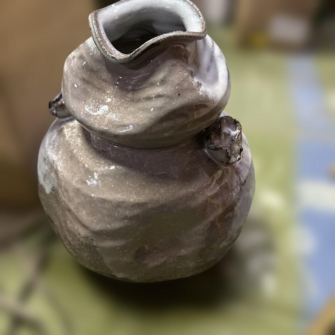 陶器製の丸みを帯びた壺と木箱