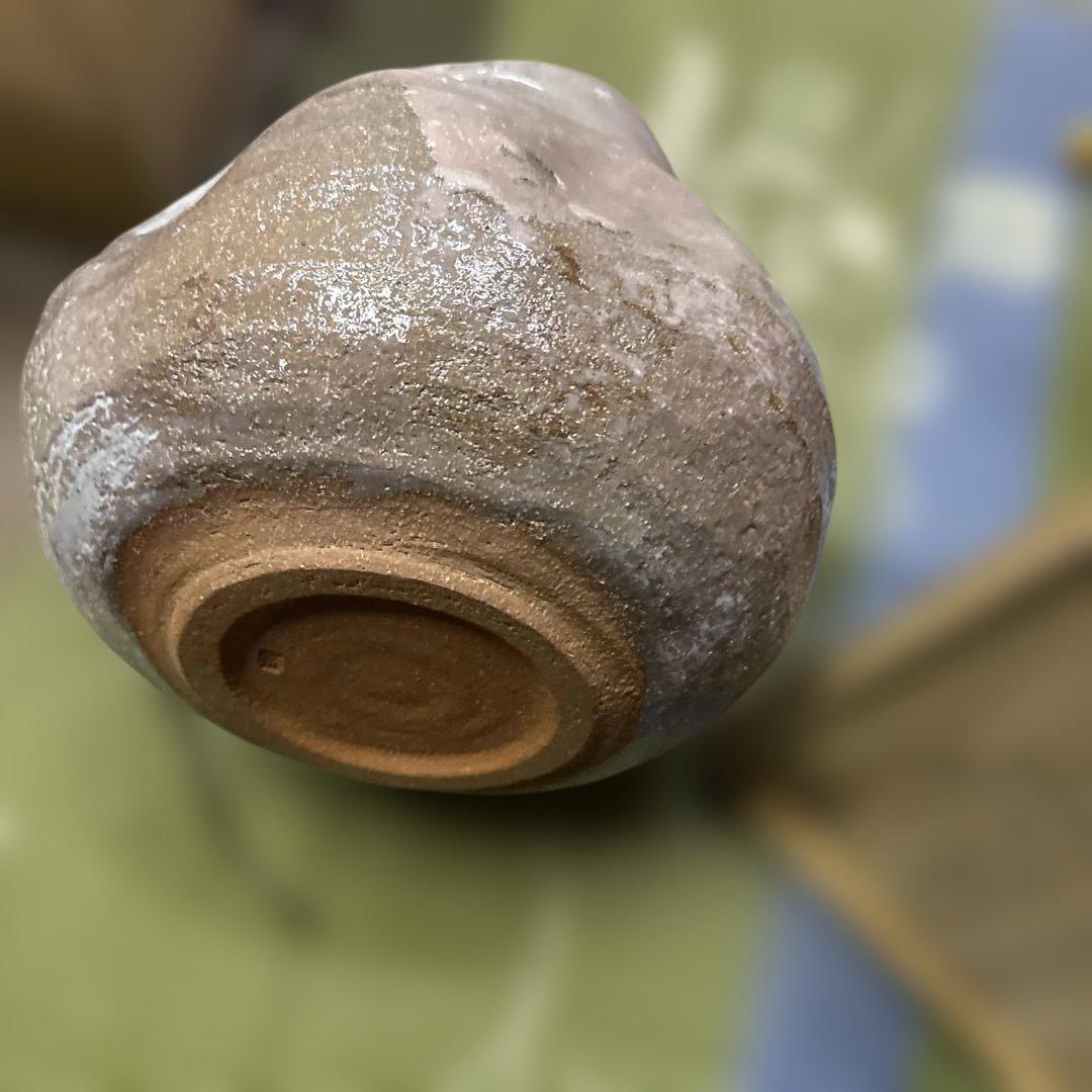 陶器製の丸みを帯びた壺と木箱