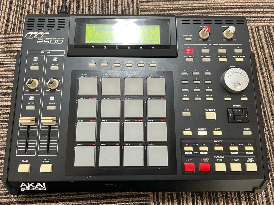 AKAI MPC2500サンプラー　road readyケース付き