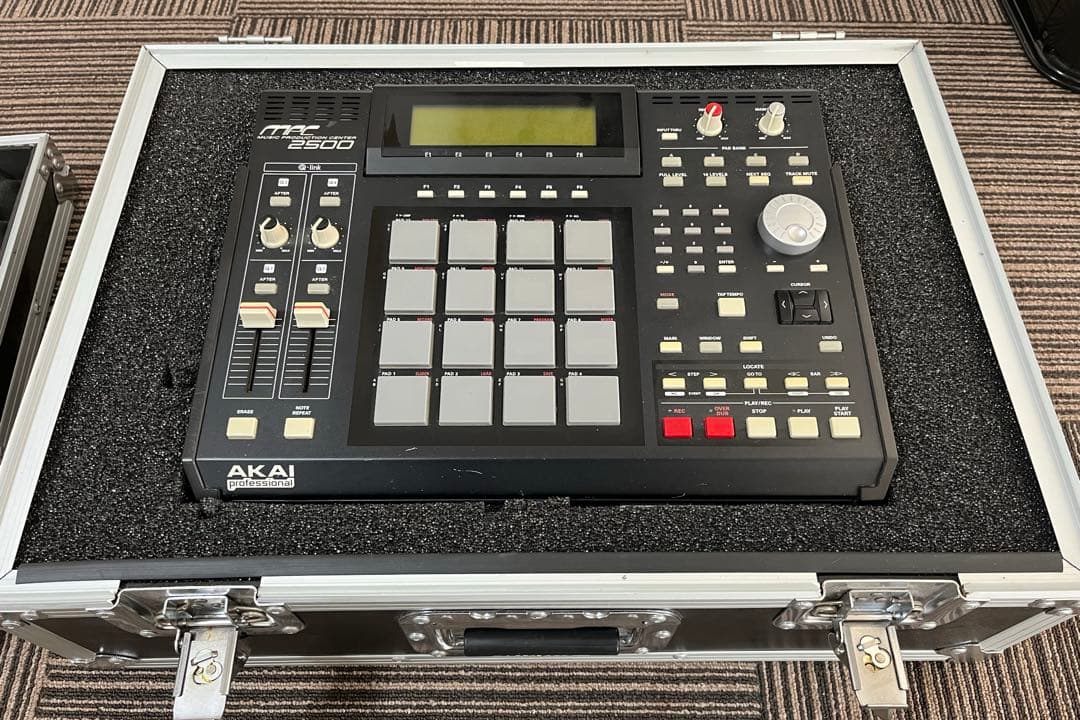 AKAI MPC2500サンプラー　road readyケース付き