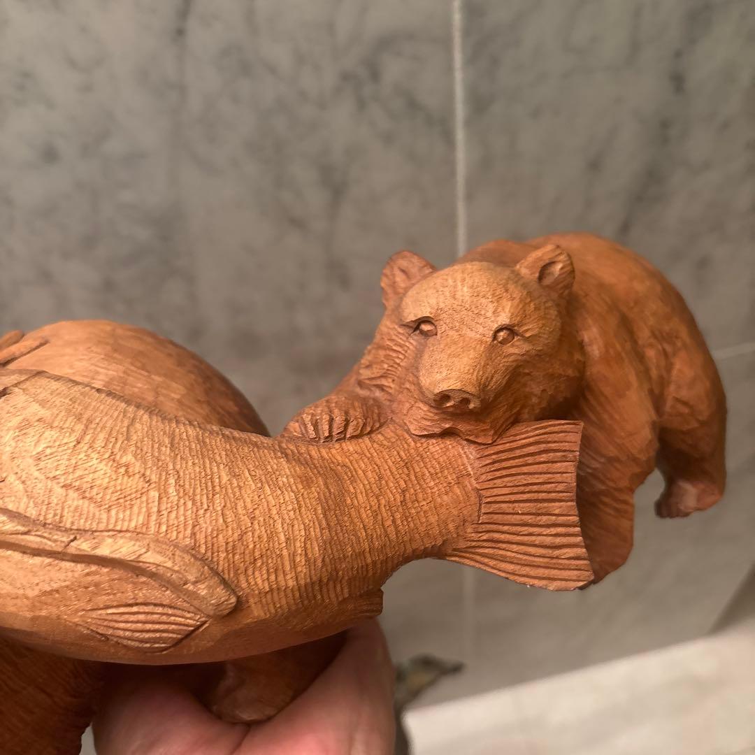 平野幸人 作(琇) 北海道アイヌ伝統民藝　葡萄と鮭をくわえる親子熊の一刀彫り彫刻