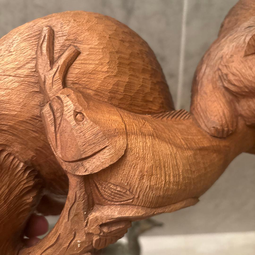 平野幸人 作(琇) 北海道アイヌ伝統民藝　葡萄と鮭をくわえる親子熊の一刀彫り彫刻