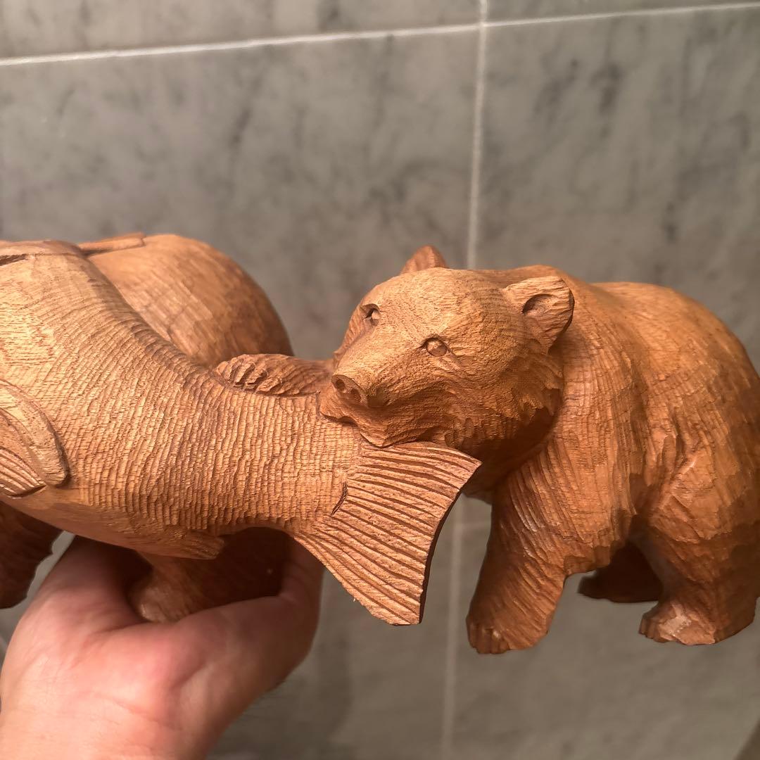 平野幸人 作(琇) 北海道アイヌ伝統民藝　葡萄と鮭をくわえる親子熊の一刀彫り彫刻