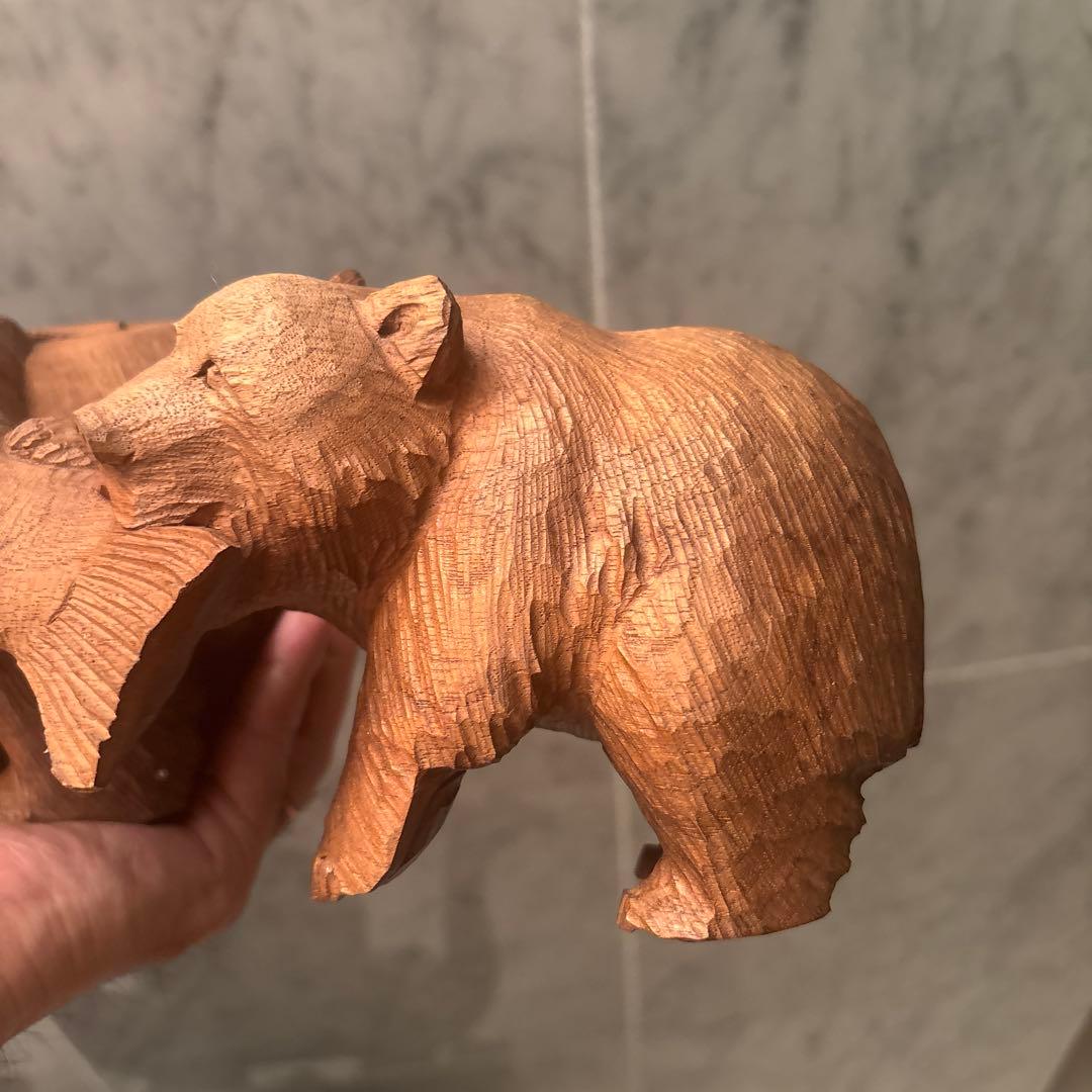 平野幸人 作(琇) 北海道アイヌ伝統民藝　葡萄と鮭をくわえる親子熊の一刀彫り彫刻