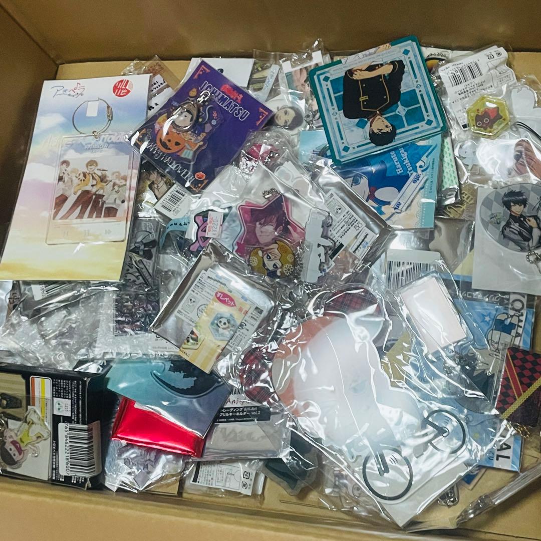 ノンジャンルアニメ系雑貨　アクリルキーホルダー約370個まとめ売り　大量