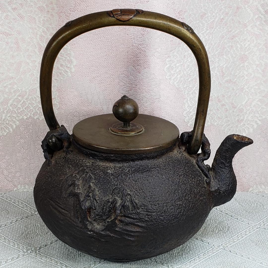 ◆『亀文堂 日本梅泉 岩柳葦蟹図平丸鉄瓶』◆検）龍文堂 金寿堂 安之介 光玉堂