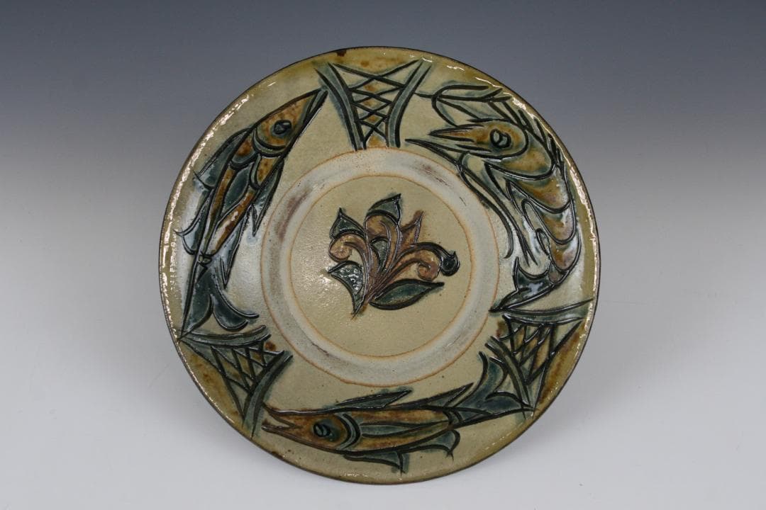 壺屋焼 人間国宝 金城次郎 作　海老魚文七寸皿（重ね焼）