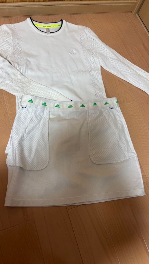 ホワイトメッシュ長袖トップスとスカートセット アディダス ゴルフ