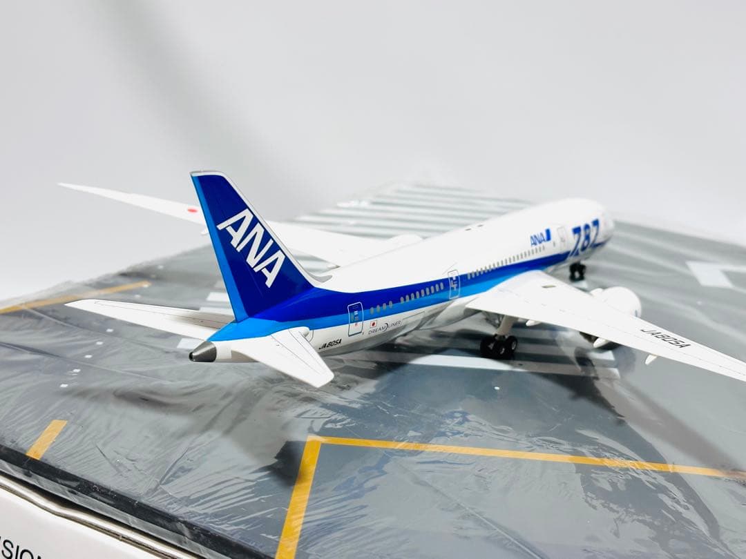 全日空商事 1/200 ANA B787-8 滑走路パネル付き NH20055
