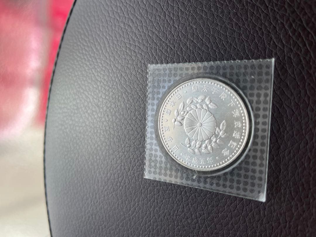 銀色の 鶴と花輪のデザイン