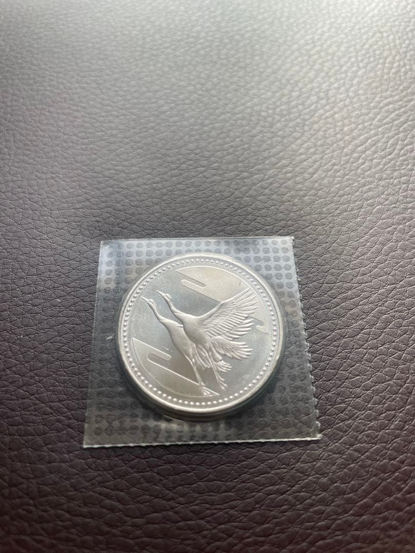 銀色の 鶴と花輪のデザイン