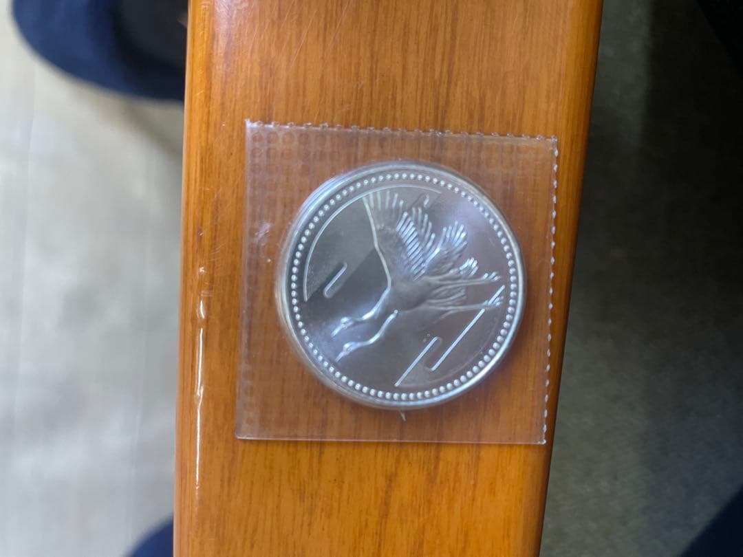 銀色の 鶴と花輪のデザイン