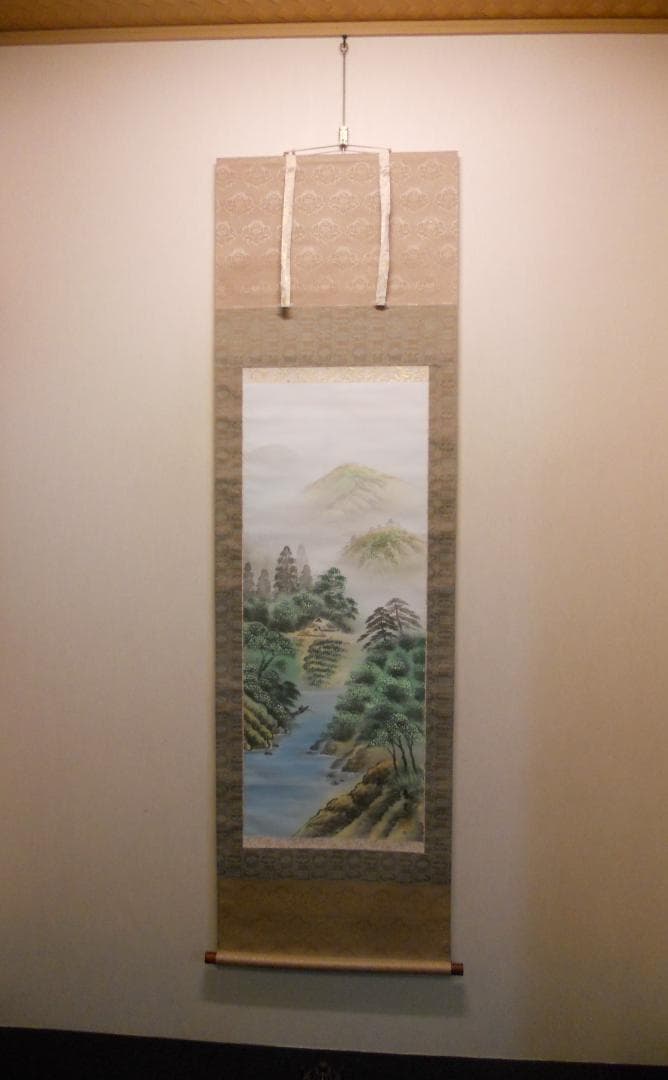 掛け軸 春堂 彩色山水 絹本 希少 軸装 茶道具 掛軸 美品 です。