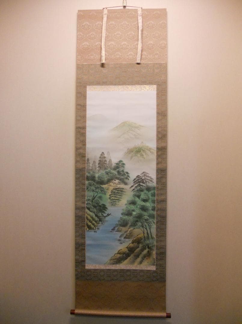 掛け軸 春堂 彩色山水 絹本 希少 軸装 茶道具 掛軸 美品 です。
