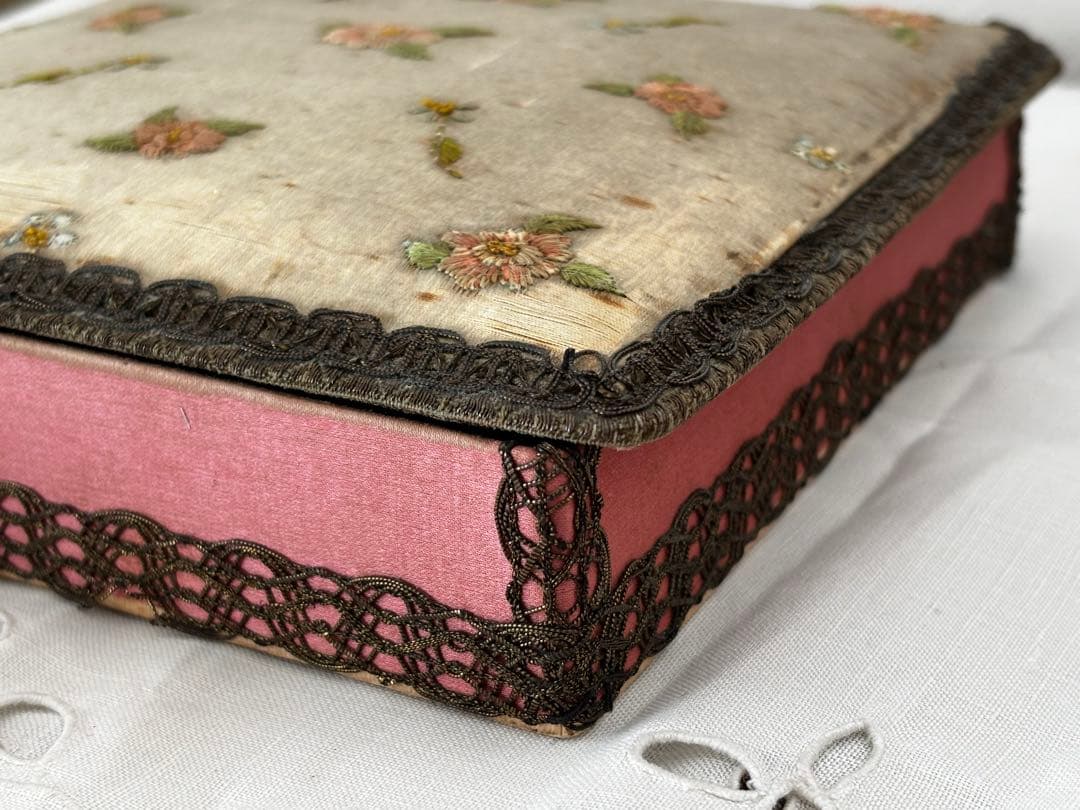 フランスアンティーク　カルトナージュ　小物入れ　刺繍　イニシャル入り