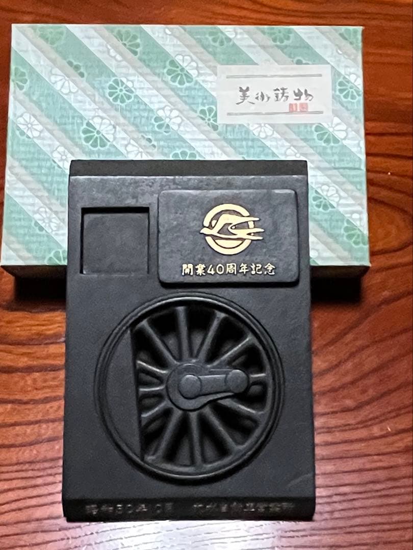 国鉄時代の記念品！ ツバメマーク入りの灰皿と、時計の置物の２セットです！