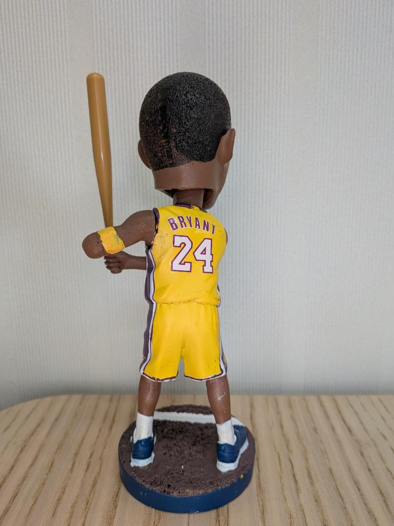 【MLB公式配布】コービー・ブライアント ボブルヘッド 8/8限定 缶バッジ付