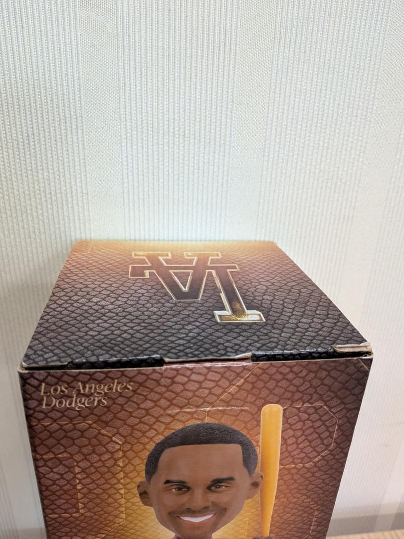 【MLB公式配布】コービー・ブライアント ボブルヘッド 8/8限定 缶バッジ付