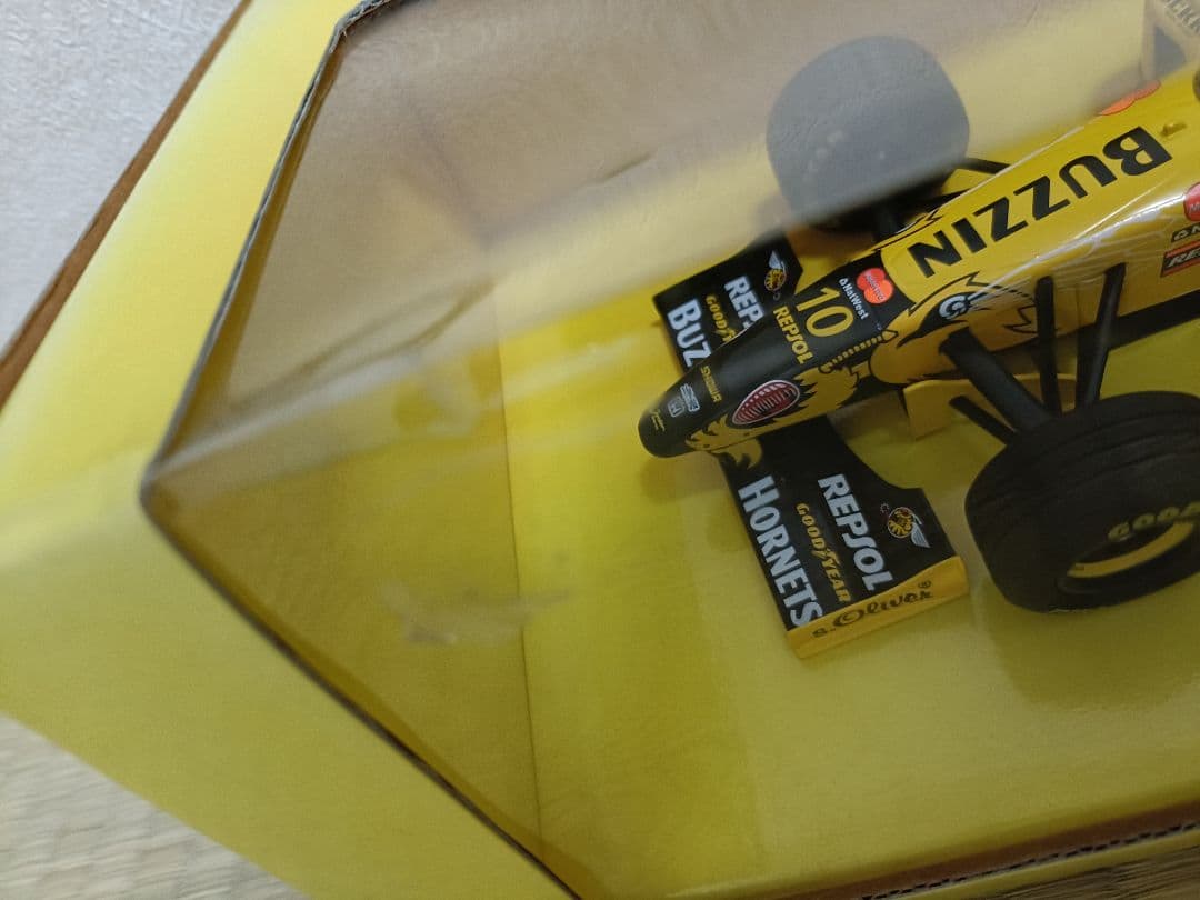 F1　Buzzin' Hornets 1:18 ミニカー