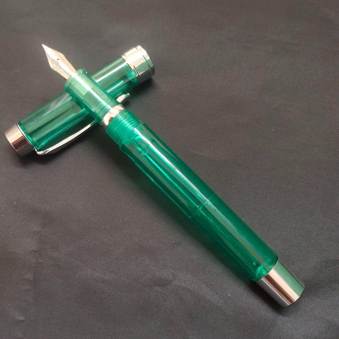 @透明な緑色の万年筆 1