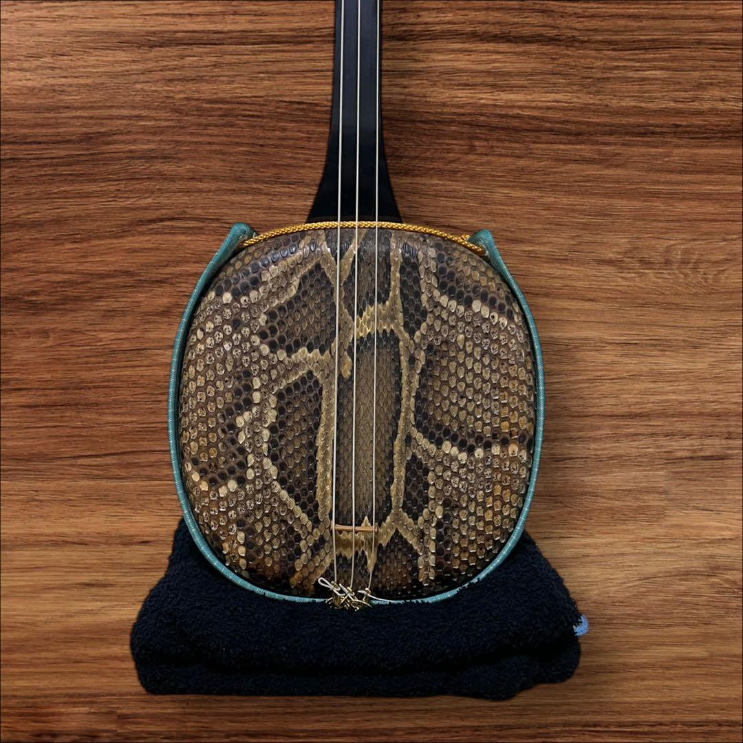 【ネッシー】沖縄三線 蛇本革布生地ソフトカバー＆弦３本＆駒