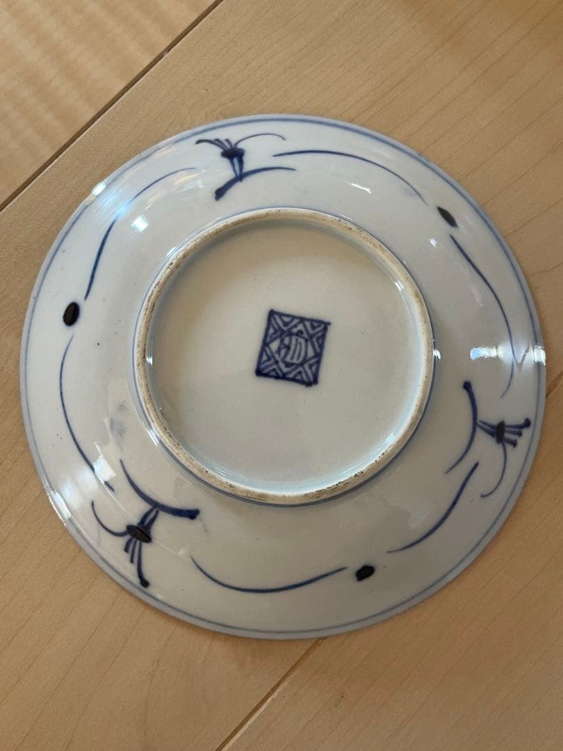 青と白の花模様の皿 陶磁器