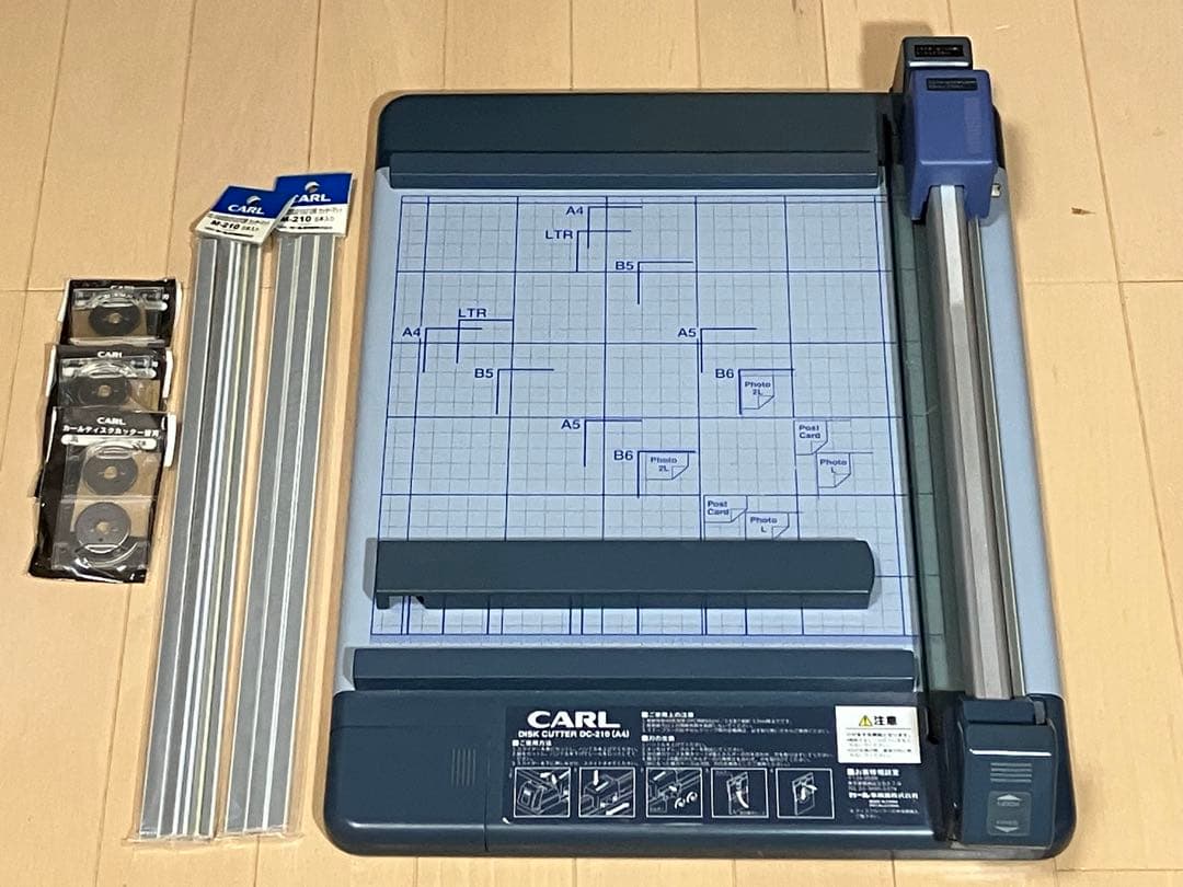 CARL裁断機 DC-210(A4サイズ対応) 替刃とカッターマット複数付属