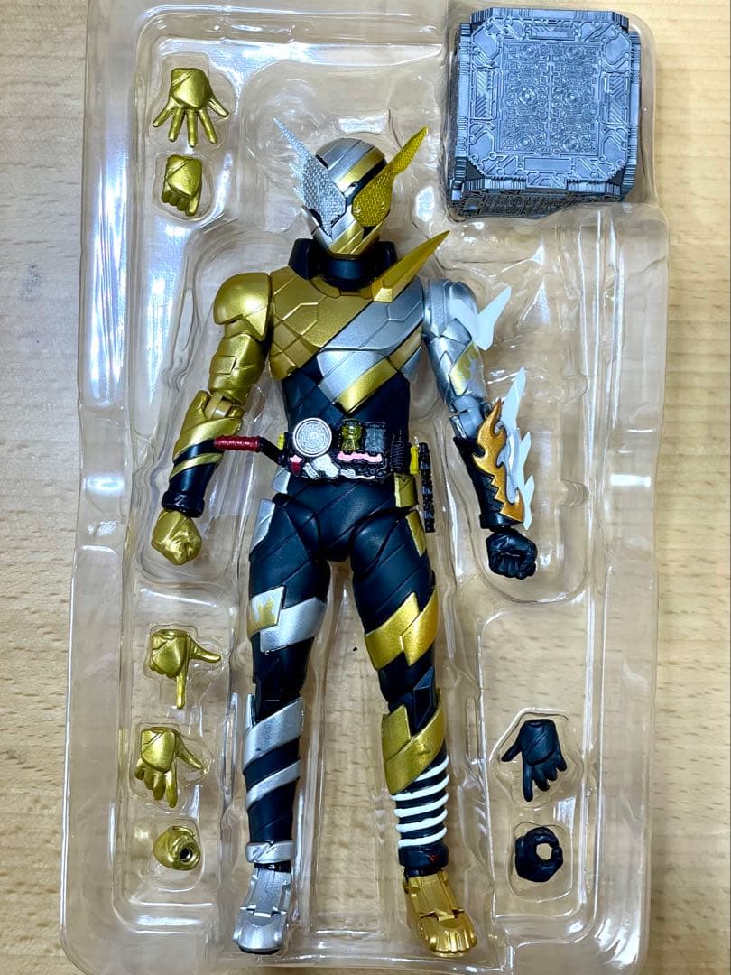 【美品】フィギュアーツ 仮面ライダービルド トライアルフォーム グレートクローズ