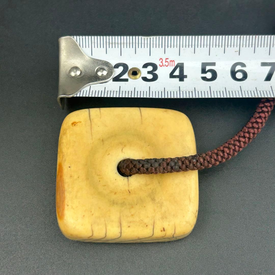 根付け　骨　四角形オブジェ 古美術　根付け茶色の紐付き　根付け　時代物