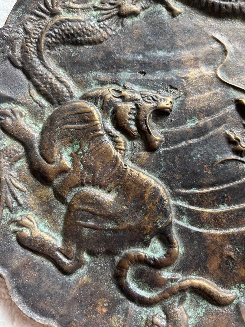 古い葵口銅皿　龍　虎　彫り　銘文有り　唐物　中国？