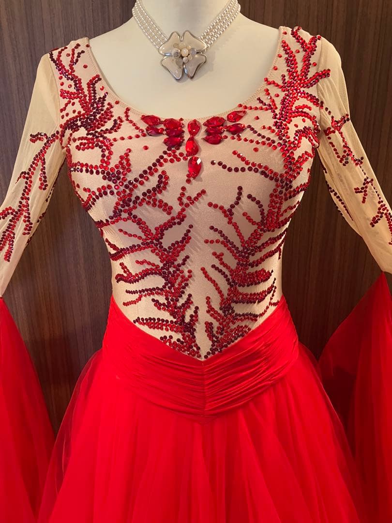 赤いチュールドレス ビーズ刺繍付き