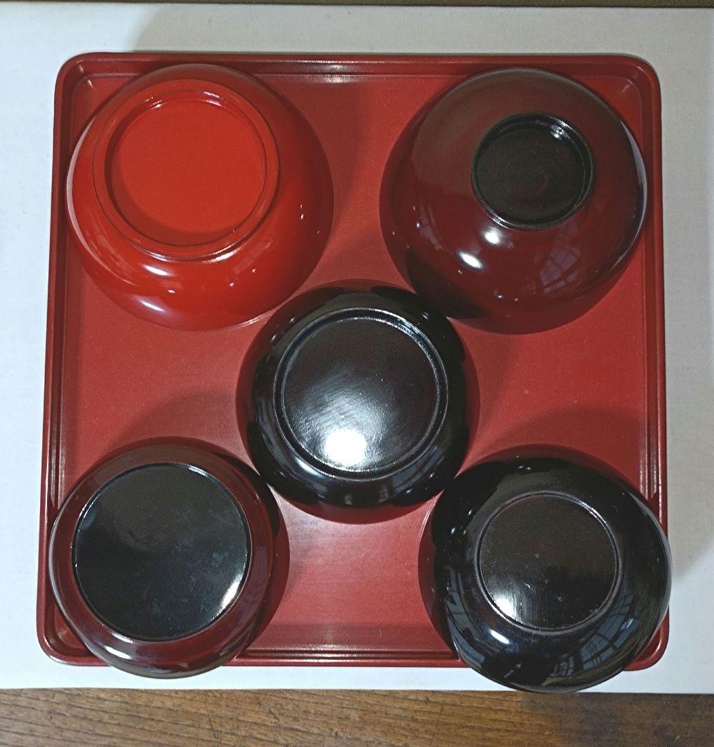 漆器御膳セット(輪島塗朱塗椀、金蒔絵牡丹椀と松椀、金蒔絵兎小皿と楓小皿)