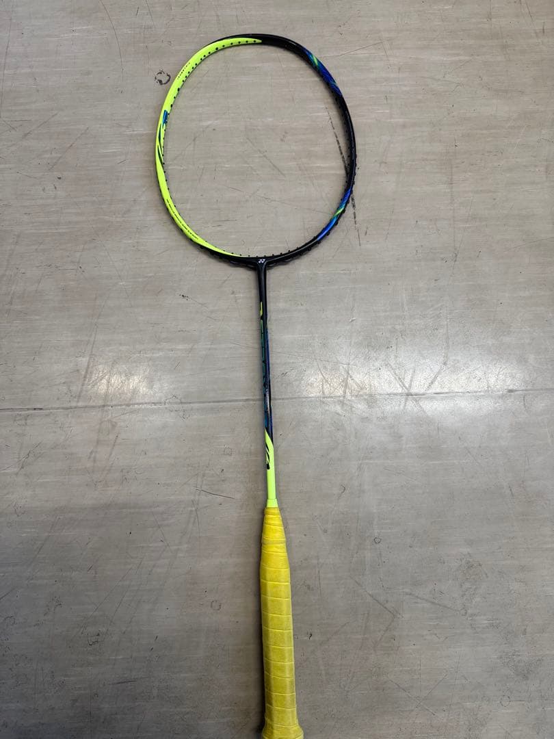 バドミントンラケット 黒 黄