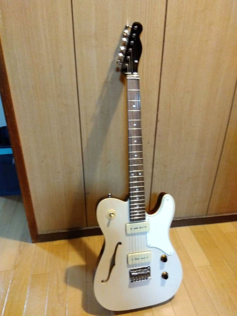 ユ*ゴ様 ホワイト セミホロウボディ エレキギター