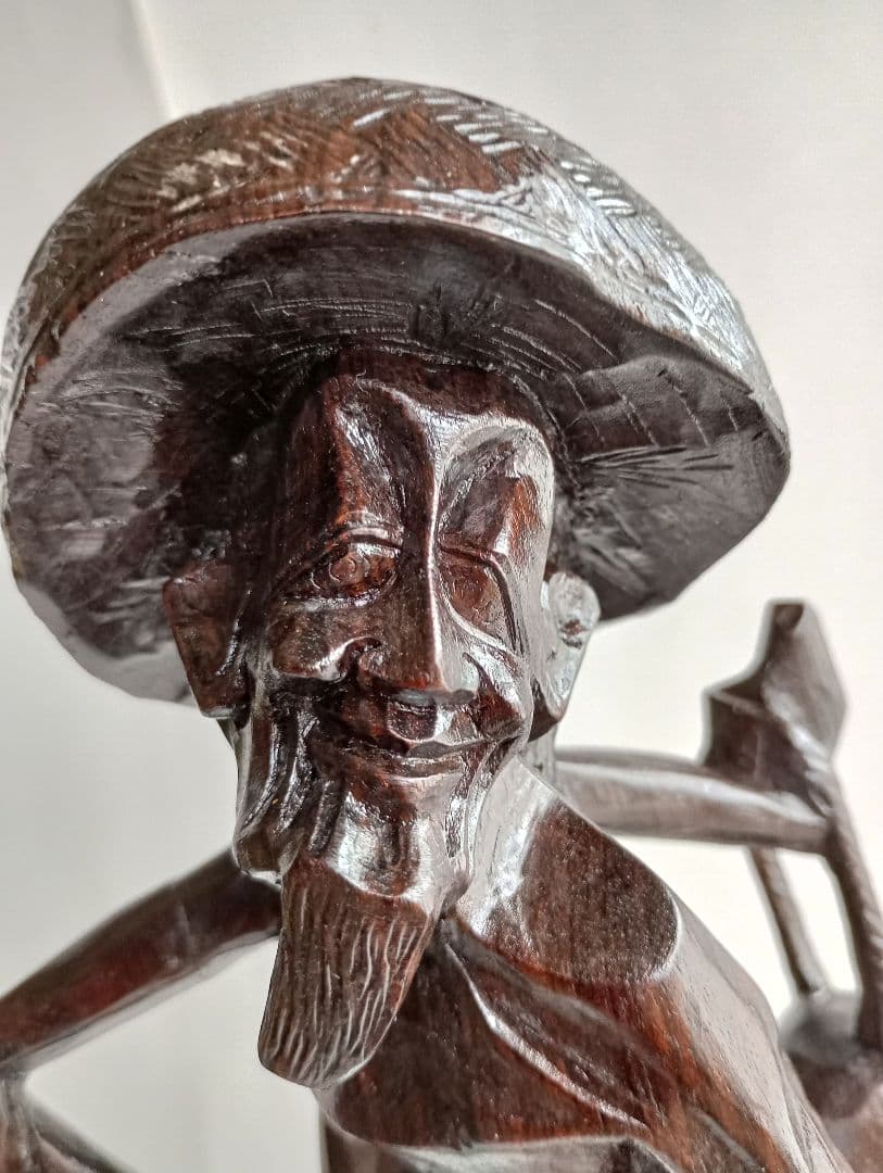 木彫り(工芸品) 「天秤棒を担ぐ老人」