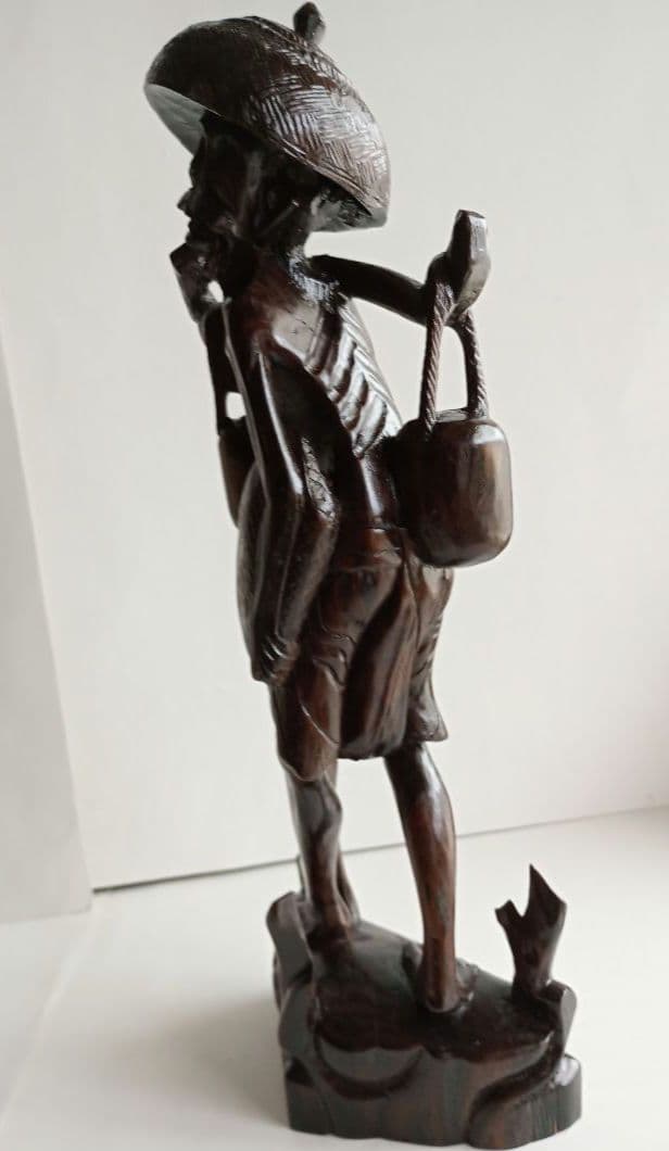 木彫り(工芸品) 「天秤棒を担ぐ老人」