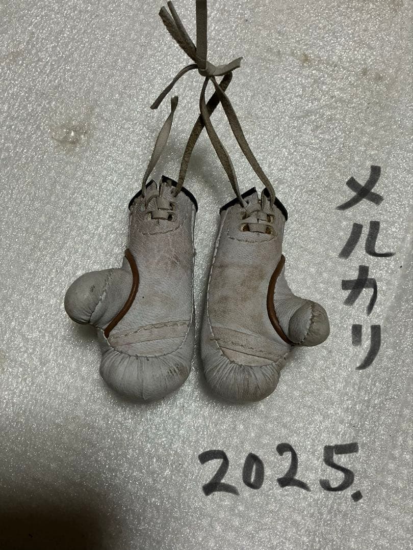 ファイテング原田のサイン付き　ミニグローブ。【年号不明　紐切れ有り】。