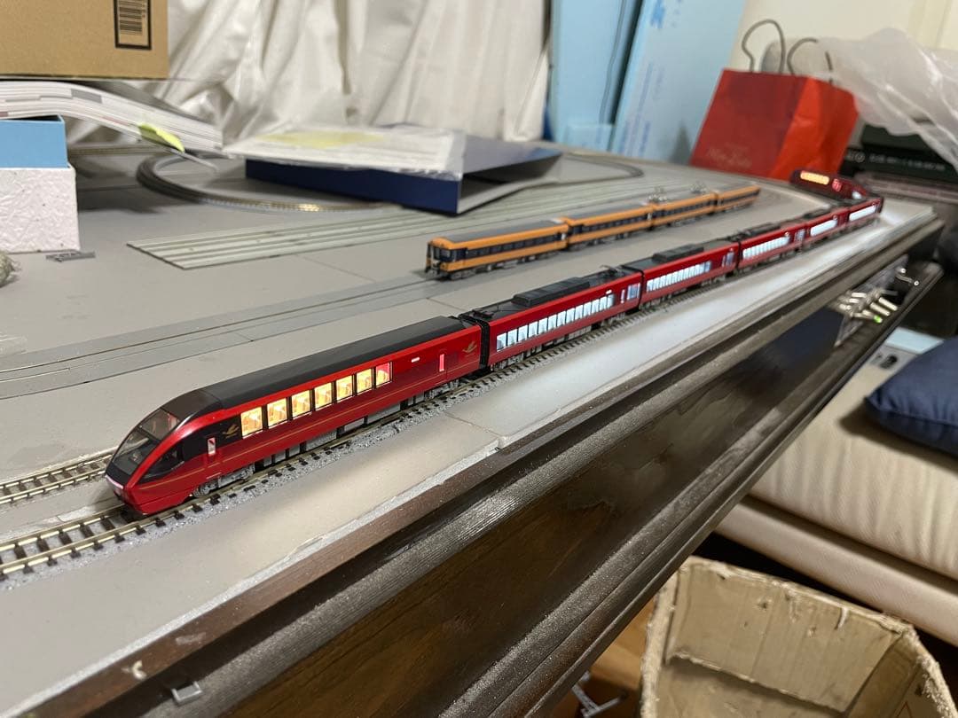 近鉄「ひのとり（8両編成）に室内灯取り付け致します。