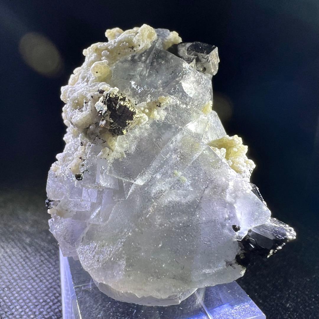 ヤオガンシャン産　ウルフラマイト、パイライト共生　カラーレスフローライト