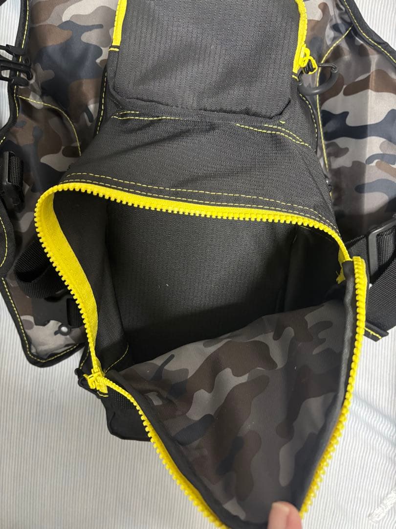 Daiwa フィッシングベスト 黒/黄色 カモフラージュ