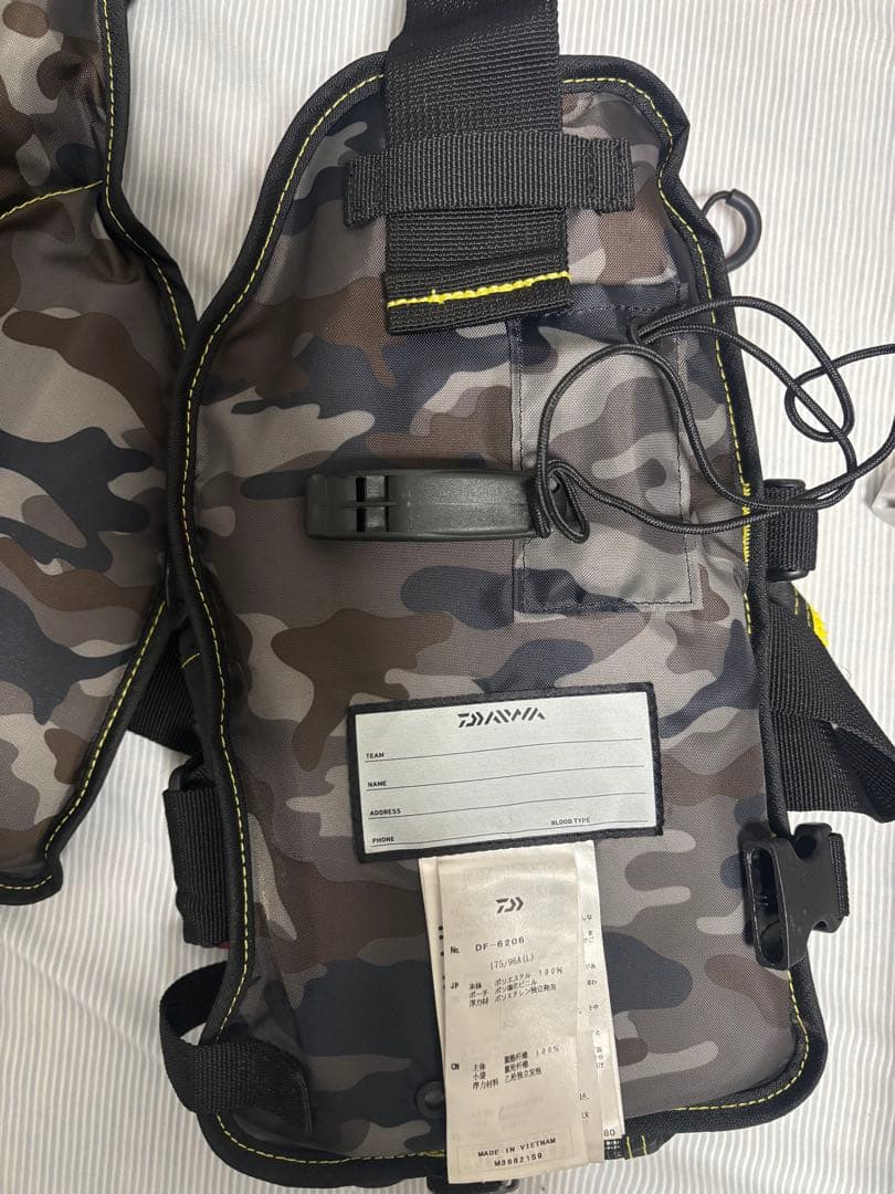 Daiwa フィッシングベスト 黒/黄色 カモフラージュ