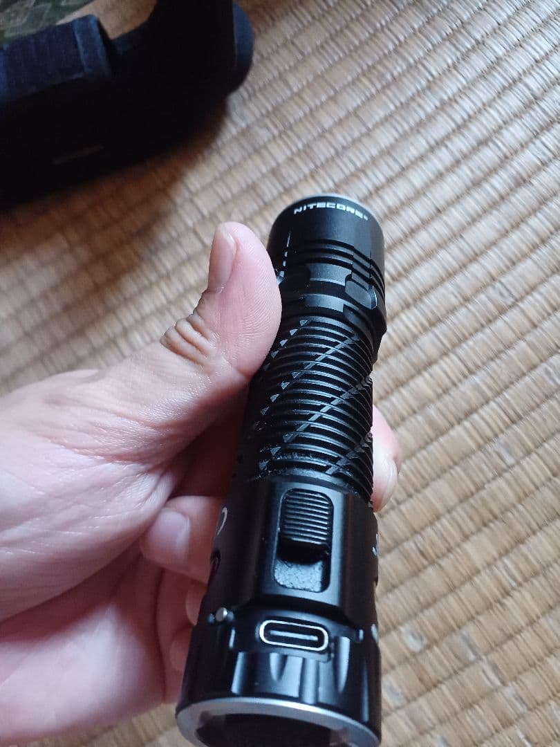 5000ルーメン NiteLab UHi 40 Max LED 充電式懐中電灯