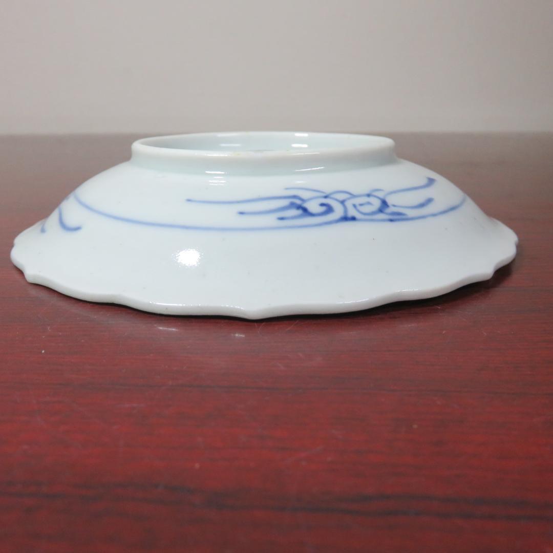 中皿 2枚 染付 白磁 古染付 獅子 花弁縁 銘 窯傷