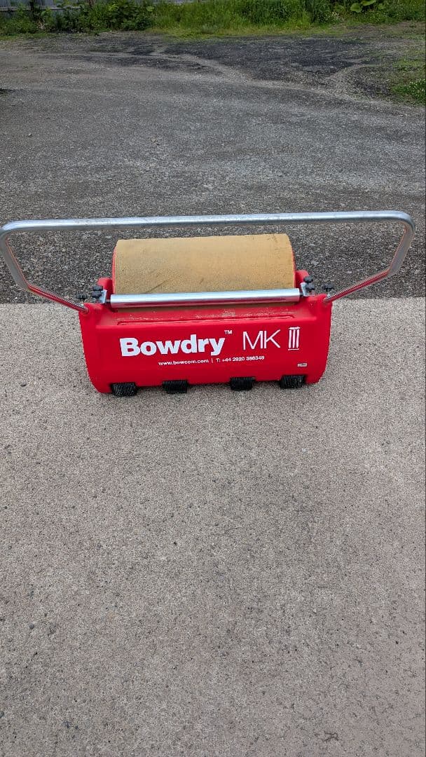 グラウンドの水たまりを排水！【除水ローラー】