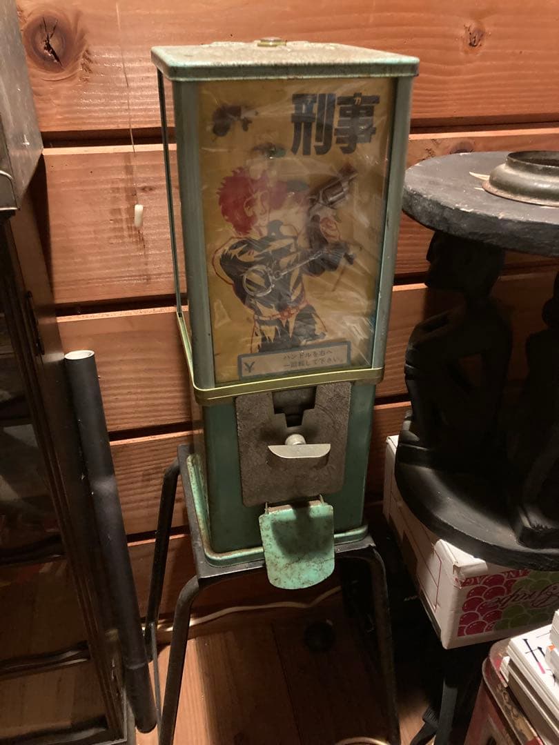 昭和　20円ガチャ　初期ガラス製ガチャの当時物。20円良カプセル込み 脚付き。