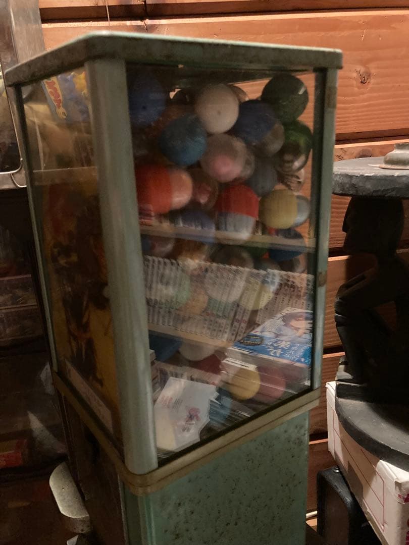 昭和　20円ガチャ　初期ガラス製ガチャの当時物。20円良カプセル込み 脚付き。