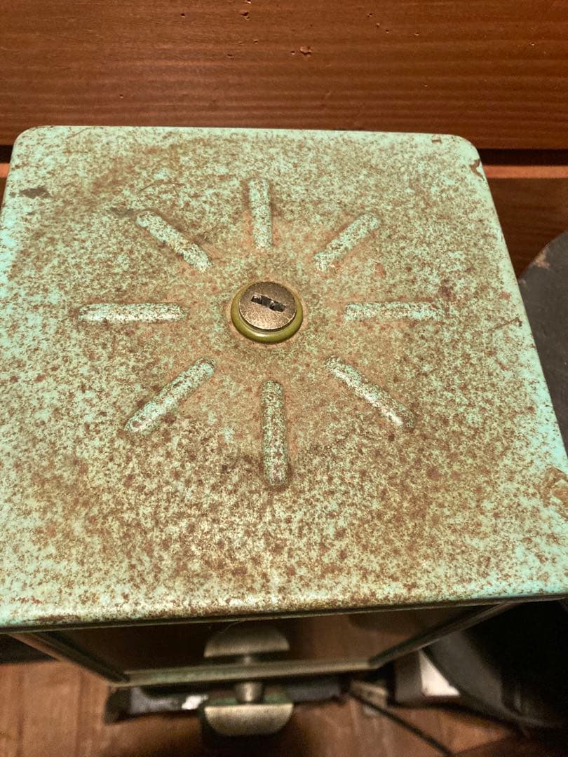 昭和　20円ガチャ　初期ガラス製ガチャの当時物。20円良カプセル込み 脚付き。