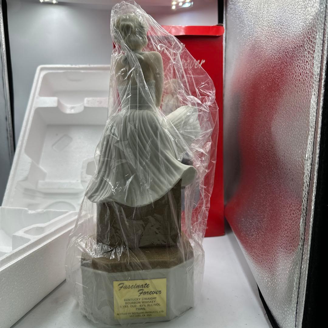 古酒　未開栓　箱付き　マリリンモンロー『７年目の浮気』バーボンウイスキー