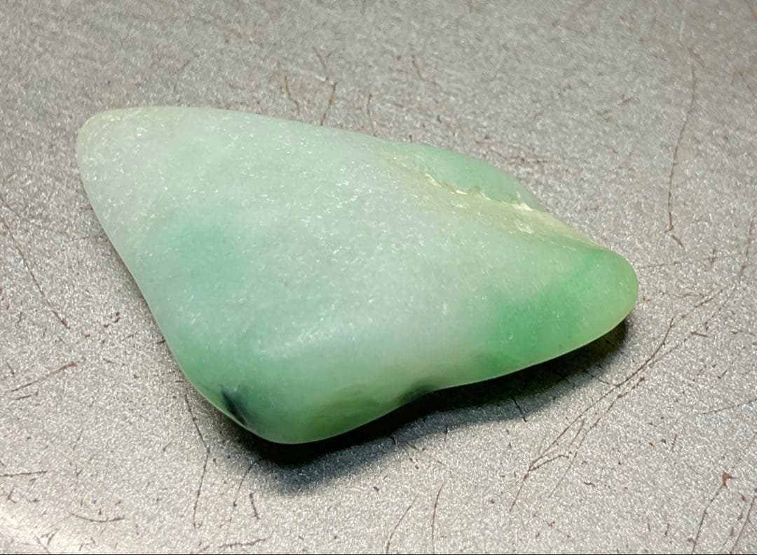 ［宝石質　薄緑色の海石］　糸魚川翡翠海石8g ヒスイ　ひすい