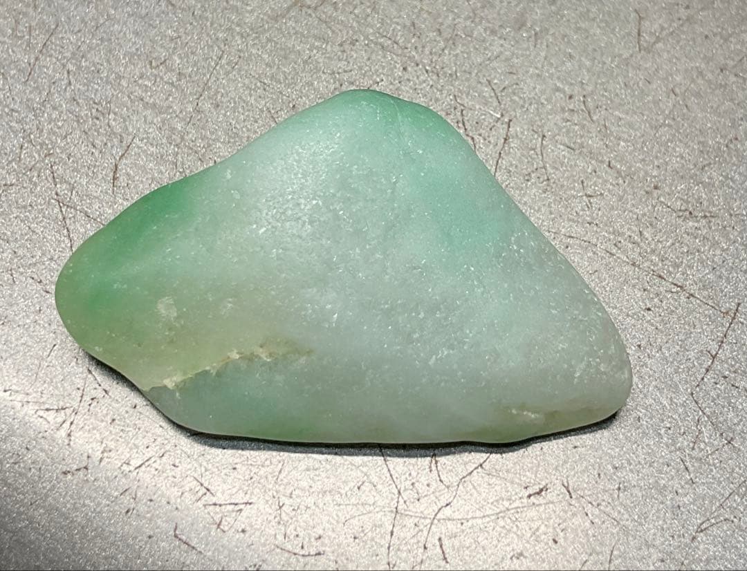 ［宝石質　薄緑色の海石］　糸魚川翡翠海石8g ヒスイ　ひすい